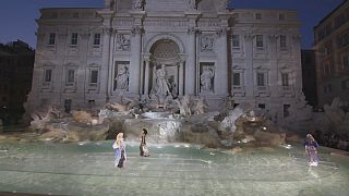 Vízen járó manökenek - a Trevi-kút medencéjében ünnepelt a Fendi