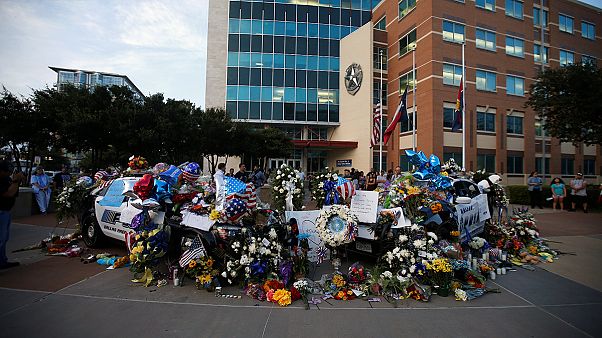 Conmoción en Dallas donde continúa la investigación sobre el tiroteo del jueves Conmoción en Dallas donde continúa la investigación sobre el tiroteo del jueves