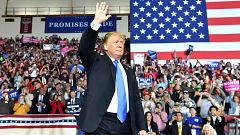 Image: US President Donald Trump arrives to a "Make America Great Again" ra