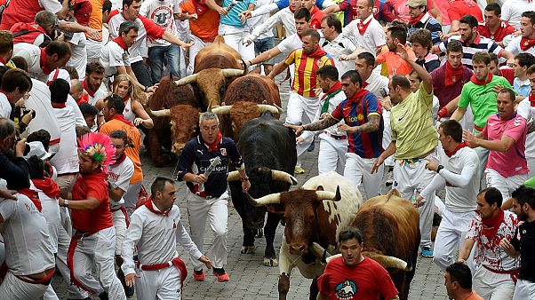 San Fermin Festivali'nde 4 kişi boğaların boynuz darbesiyle yaralandı San Fermin Festivali'nde 4 kişi boğaların boynuz darbesiyle yaralandı
