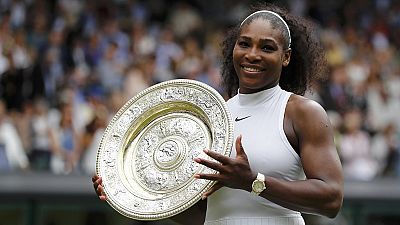 Serena Williams reçoit les félicitations de Graf et Djokovic