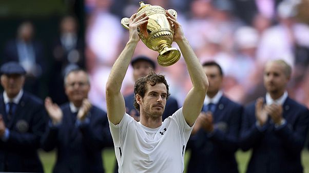 E sono due. Lo scozzese Andy Murray vince per la seconda volta il prestigioso torneo di tennis di Wimbledon battendo il canadese Milos Raonic 6-4 7-6 7-6 E sono due. Lo scozzese Andy Murray vince per la seconda volta il prestigioso torneo di tennis di Wimbledon battendo il canadese Milos Raonic 6-4 7-6 7-6