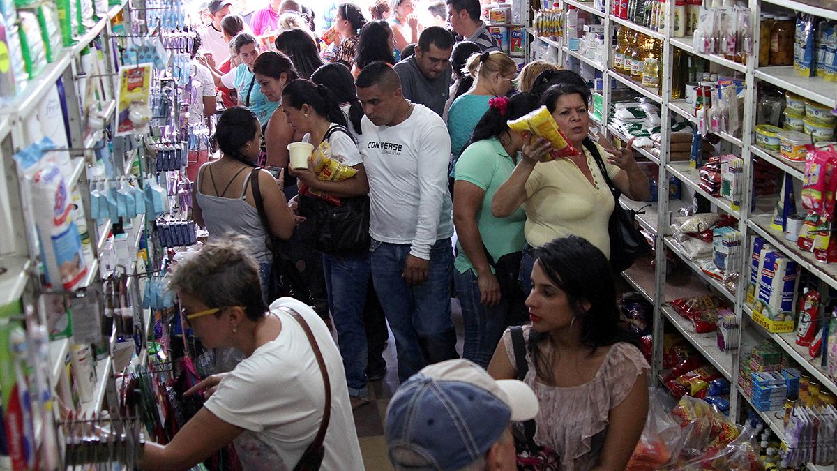 Massenandrang: Zehntausende Venezolaner stürmen kolumbianische Geschäfte