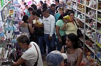 Miles de venezolanos se abastecen en Colombia en la primera apertura masiva de un paso fronterizo permitida por Maduro.