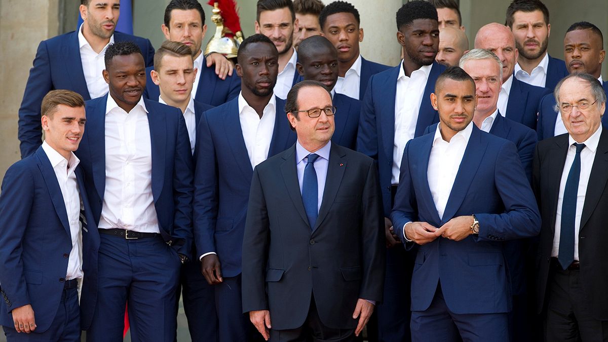 Presidente francês reconforta 'bleus' após derrota na final do Euro2016