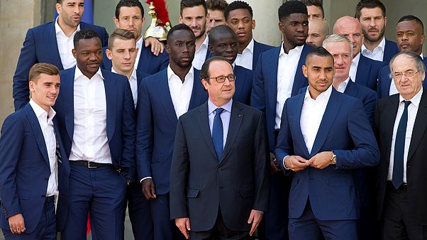 El Presidente Hollande recibe a los "Blues" como héroes pese a no haber podido levantar la Eurocopa en París El Presidente Hollande recibe a los "Blues" como héroes pese a no haber podido levantar la Eurocopa en París