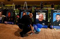 Даллас: тысячи человек почтили память погибших полицейских