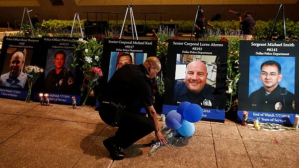 Dallas, commozione alla fiaccolata per i cinque agenti uccisi da un cecchino Dallas, commozione alla fiaccolata per i cinque agenti uccisi da un cecchino