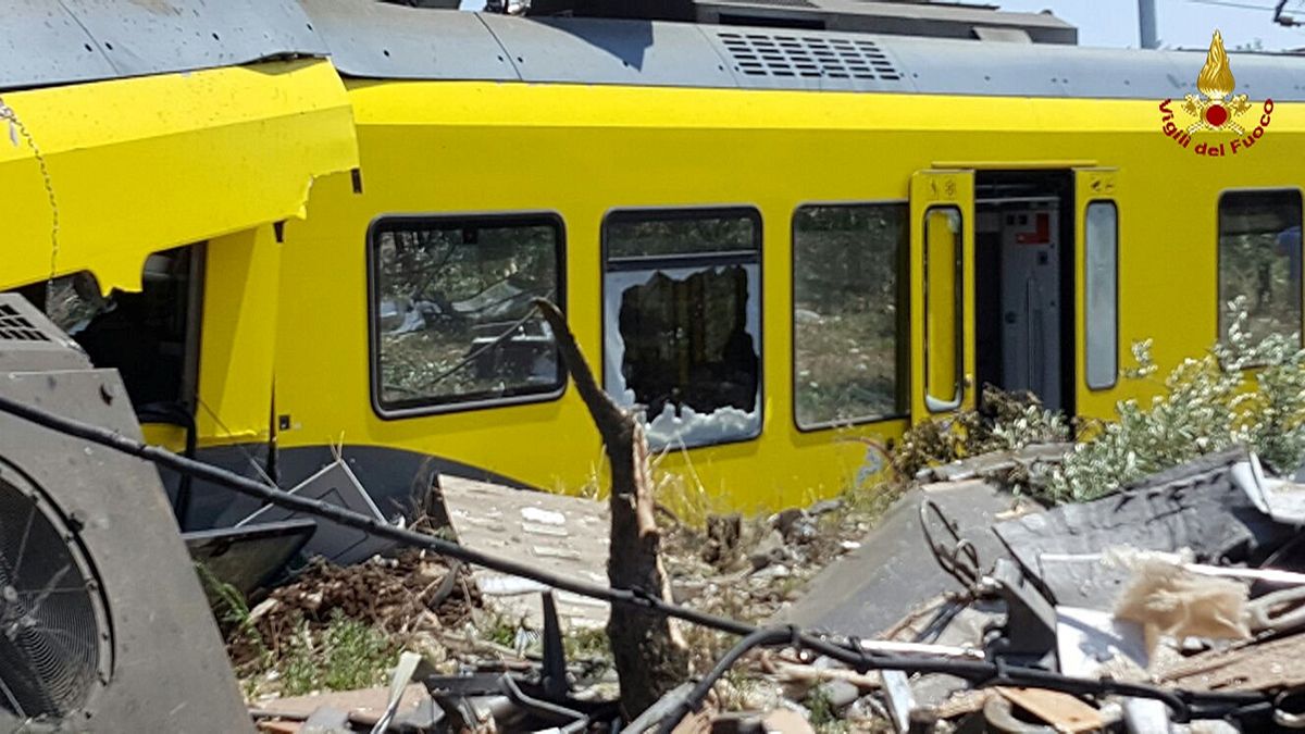 İtalya'da iki yolcu treni çarpıştı