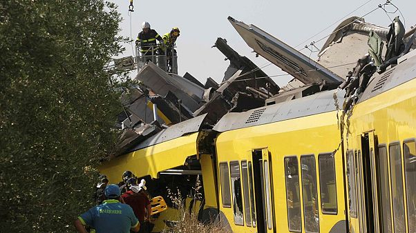 Pelo menos 20 mortos e mais de 30 feridos em colisão de comboios no sul da Itália Pelo menos 20 mortos e mais de 30 feridos em colisão de comboios no sul da Itália