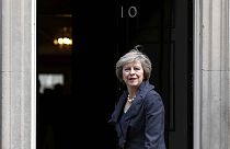 Theresa May 10 Downing Street'e yerleşiyor