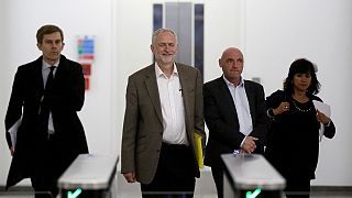 Reino Unido: Jeremy Corbyn vence batalha para se recandidatar à liderança do 'Labour'