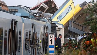 إيطاليا: رينزي يعد بتحديد المسؤوليات في حادث اصطدام قطارين