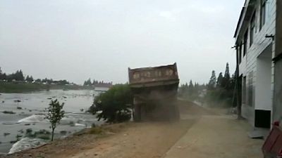 شاحنات مليئة بالصخور لوقف تدفق مياه الفيضانات في الصين