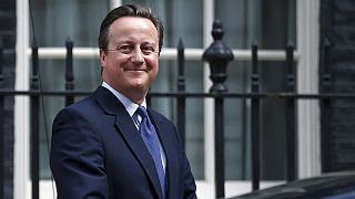 David Cameron file à l'anglaise en fredonnant
