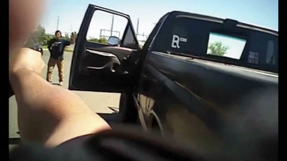 A rendőrruha kamerája mutatja a fegyvertelen kamasz lelövését