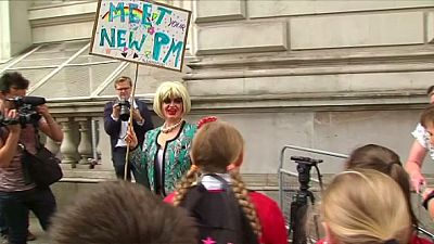 Demonstranten protestieren gegen Theresa May und fordern Neuwahlen