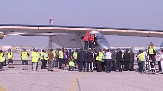 L’avion solaire Solar Impulse 2 survole les pyramides égyptiennes