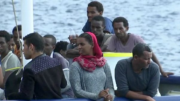 Centenas de migrantes resgatados no Mediterrâneo chegam a Itália Centenas de migrantes resgatados no Mediterrâneo chegam a Itália