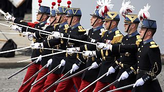 Hollande preside su último desfile militar del 14 de julio como presidente de Francia