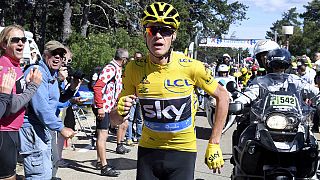 Froome sigue liderando el Tour de Francia a pesar de correr sin bicicleta tras una caída