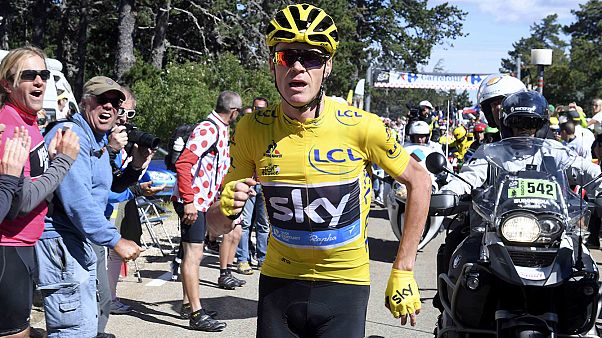 Tour de France : Christopher Froome chute, se retrouve à pied, mais reste en jaune Tour de France : Christopher Froome chute, se retrouve à pied, mais reste en jaune