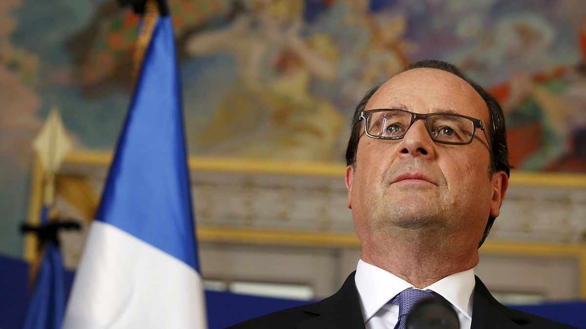 Hollande visita feriti in ospedale, "nemico continuerà a colpire"