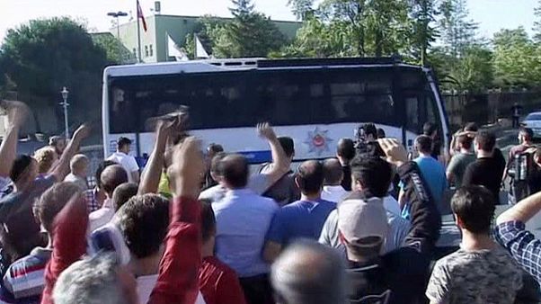 Törökország: a puccsisták elfoglalták az állami tévé székházát is Törökország: a puccsisták elfoglalták az állami tévé székházát is
