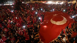 Des milliers de partisans d'Erdogan continuent d'investir la rue