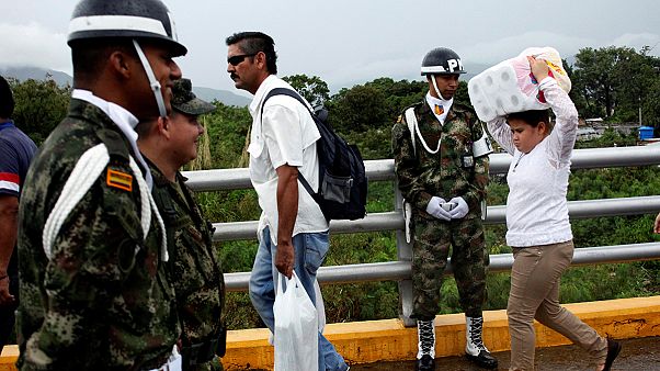 Miles de venezolanos entran en Colombia para comprar víveres Miles de venezolanos entran en Colombia para comprar víveres
