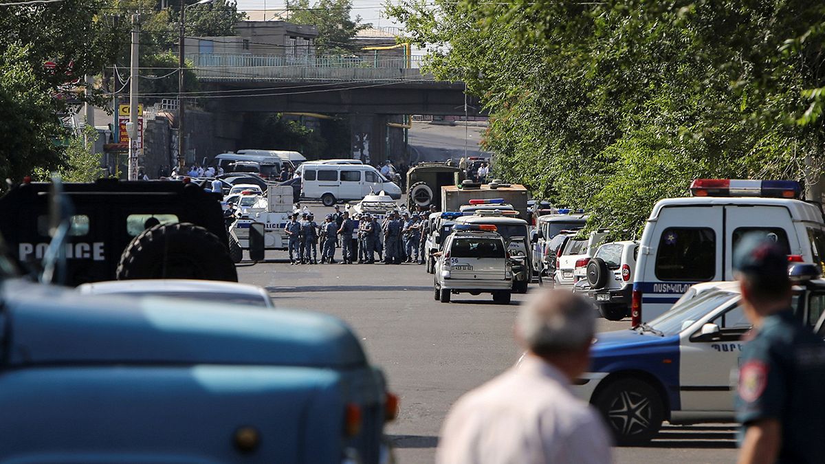 Αρμενία: Ένοπλοι εισέβαλαν σε αστυνομικό τμήμα και κράτησαν ομήρους