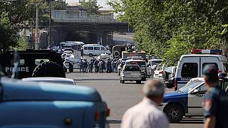 Hombres armados retienen a un general tras asaltar la sede de la policía armenia