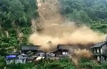 السيول الجبلية تتسبب في تحطم منازل في مقاطعة هونان الصينية