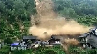 Torrentes y avalanchas desploman casas en Hunan, China