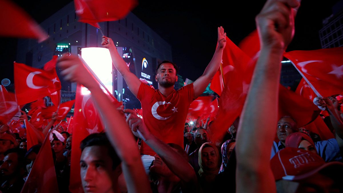 El gobierno de Erdogan llama a continuar con las “vigilias por la democracia”