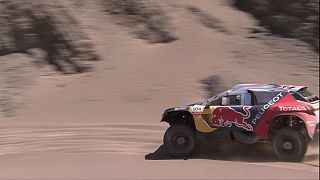 Silk Way Rally: Despres vola nel deserto, Loeb si insabbia
