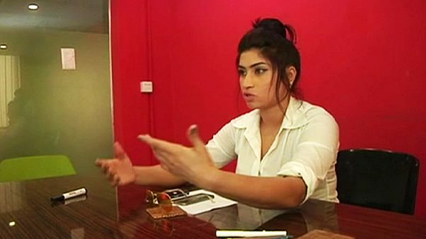 Polémica: Qandeel Baloch, a "Kim Kardashian paquistanesa", foi fotografada com um clérigo Polémica: Qandeel Baloch, a "Kim Kardashian paquistanesa", foi fotografada com um clérigo