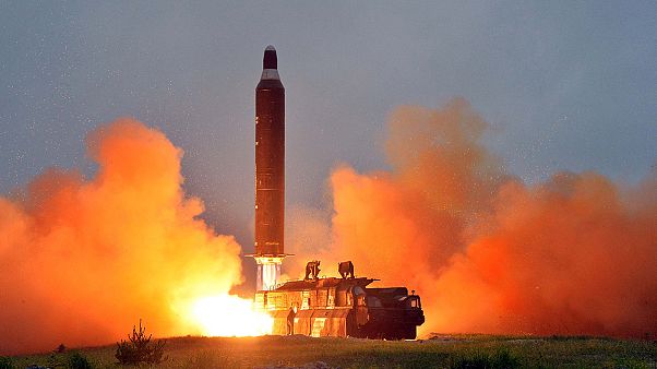 Coreia do Norte dispara três mísseis balísticos Coreia do Norte dispara três mísseis balísticos
