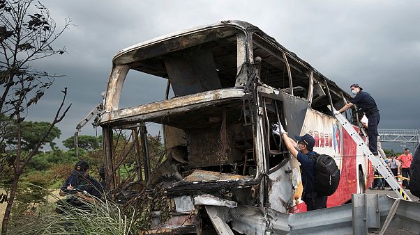 Taiwan: 26 mortos num acidente de autocarro de turismo Taiwan: 26 mortos num acidente de autocarro de turismo