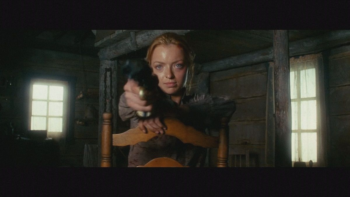 Kaltblütige Francesca Eastwood im Western "Outlaws and Angels"