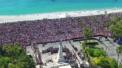 A Nizza una folla enorme per il minuto di silenzio, immagini riprese con un drone