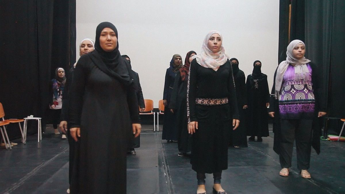 "Queens of Syria", uma peça interpretada por personagens reais