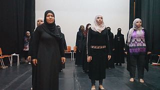 Teatro: un gruppo di rifugiate siriane si racconta in "Queens of Syria"