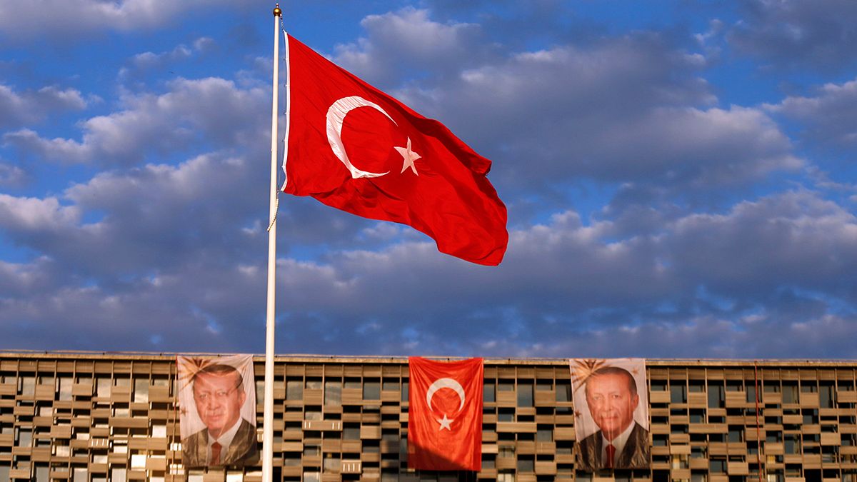 Lehrer, Richter, Soldaten: Türkische Regierung suspendiert zehntausende Staatsbedienstete