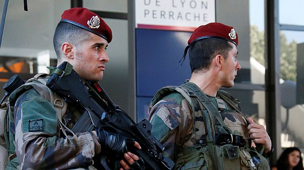 François Hollande veut constituer une "Garde nationale" François Hollande veut constituer une "Garde nationale"