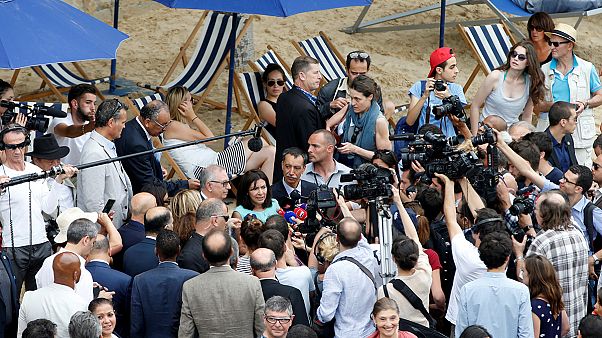 Via a Paris plage, sorvegliatissima spiaggia effimera sul lungo-Senna Via a Paris plage, sorvegliatissima spiaggia effimera sul lungo-Senna