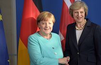 Brexit: en visite à Berlin, Theresa May cherche à gagner du temps