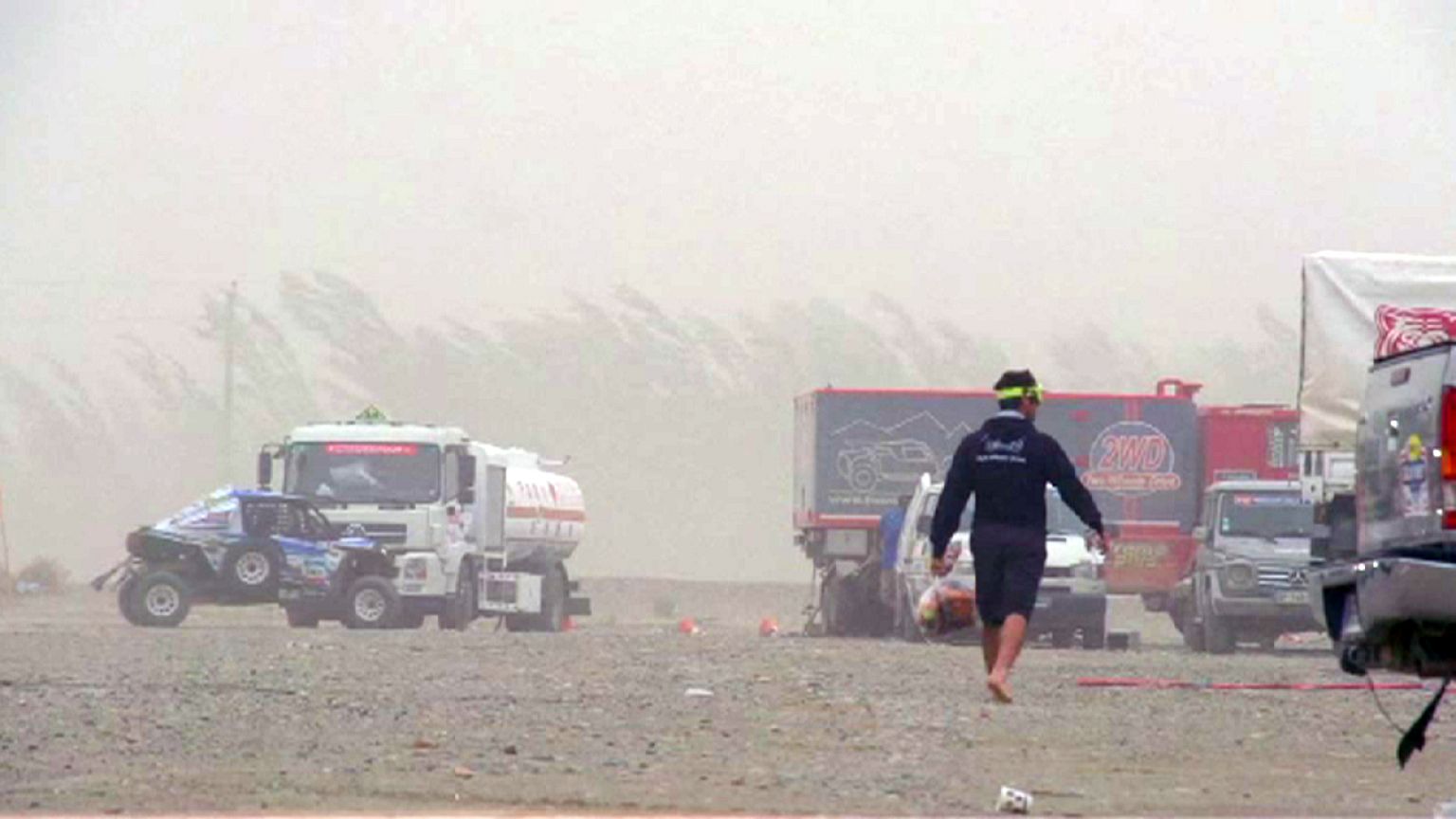 Una fuerte tormenta de arena en Dunhuang provocó la cancelación de la 11ª etapa del Silk Way Rally 2016.