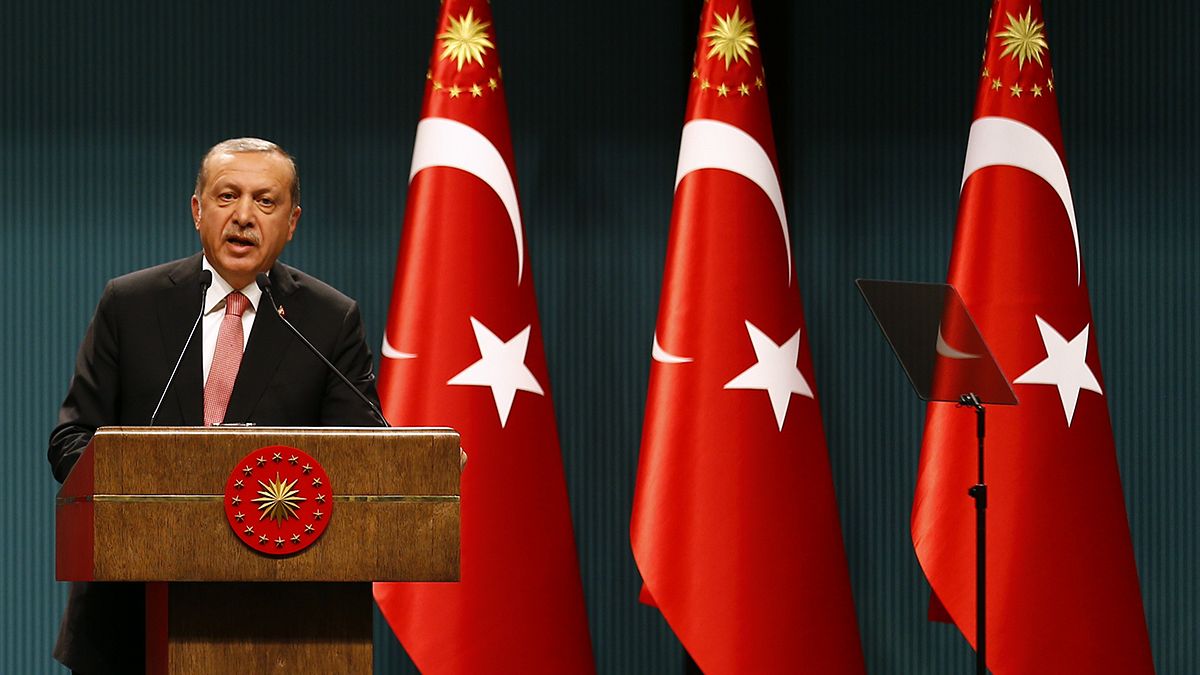 Turchia: decretato lo stato di emergenza per tre mesi, Erdogan preannuncia nuovi arresti