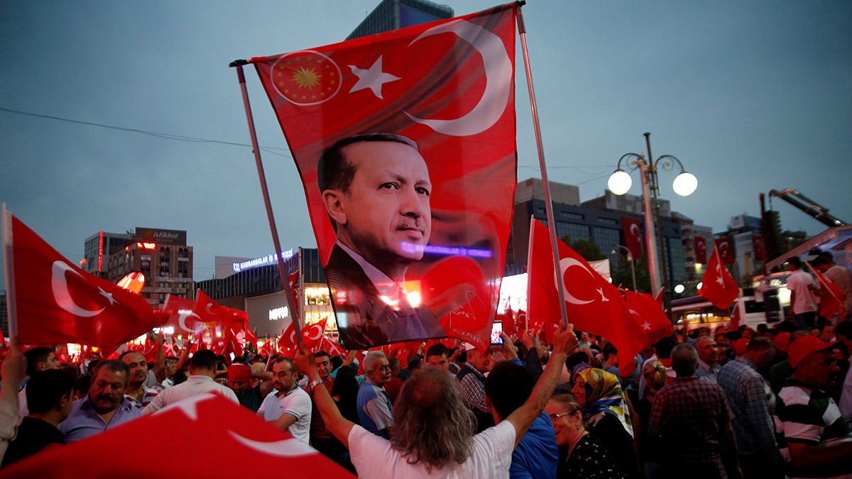 Turquia: Milhares apoiam Recep Tayyip Erdogan